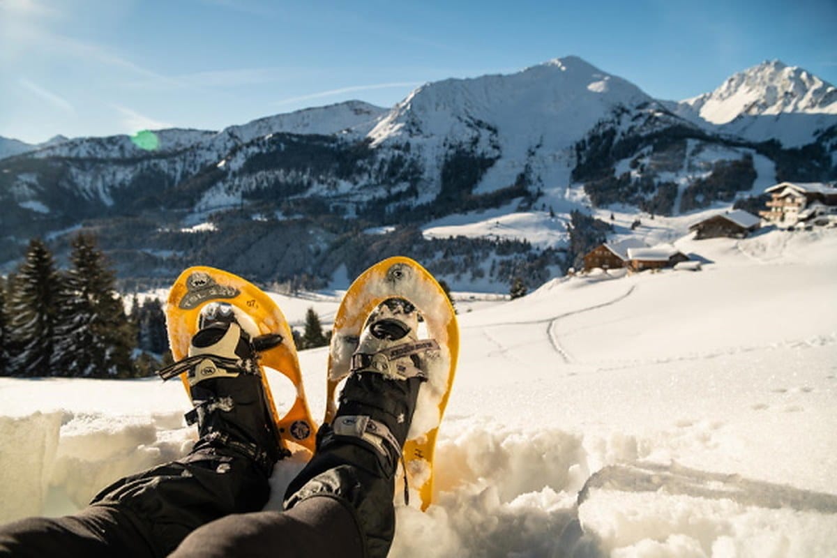 Schneeschuhe vor Bergpanorama