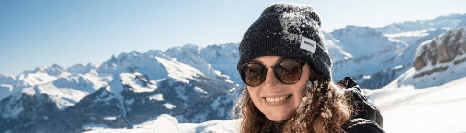 Eine frau lacht in die Kamera mit Sonnenbrille