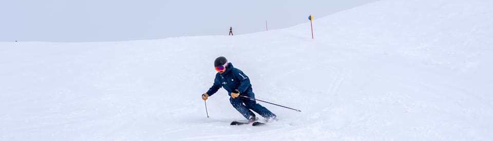 Ein Skifahrer auf der Piste in Saalbach