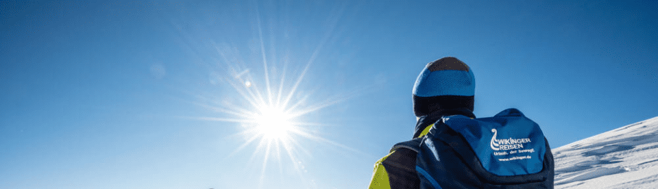 Mann schaut in die Sonne