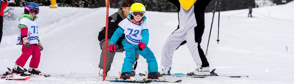 Kind fährt Slalom auf Skiern