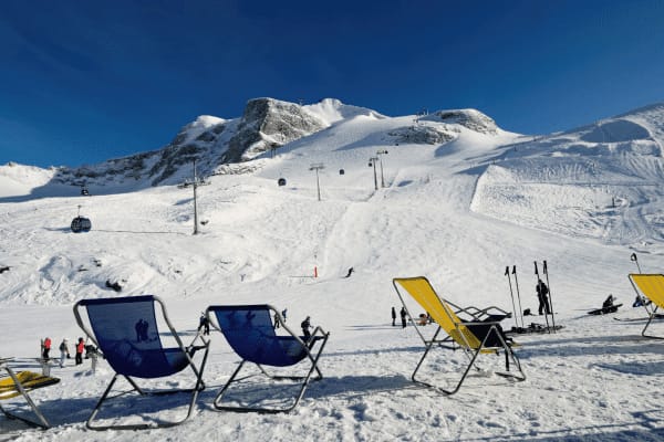 Entspannung auf Skifreizeit mit heißem Tee