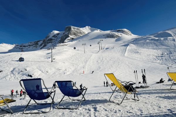 Entspannung auf Skifreizeit mit heißem Tee