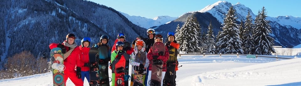 Gruppenbild vor Bergpanorama