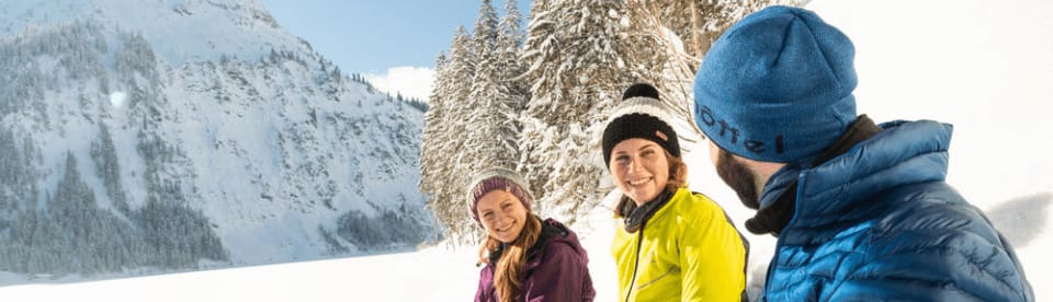 Gruppe macht Pause am Berg