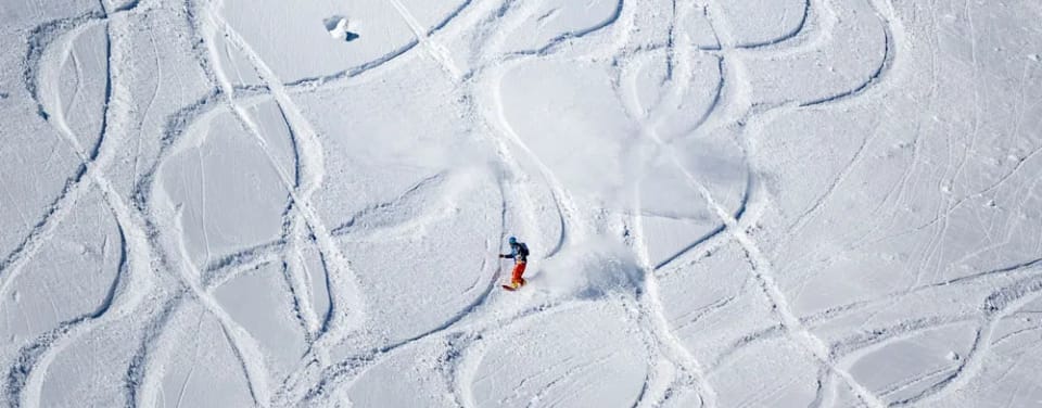 Snwoboarder im Tiefschnee