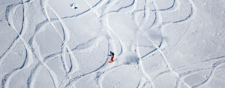 Snwoboarder im Tiefschnee