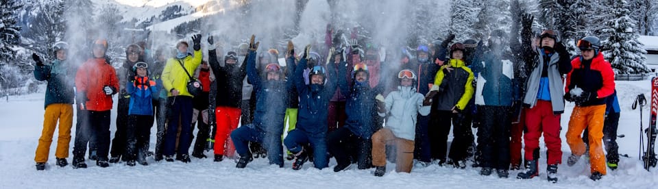 Eine Gruppe Jugendlicher im Schnee