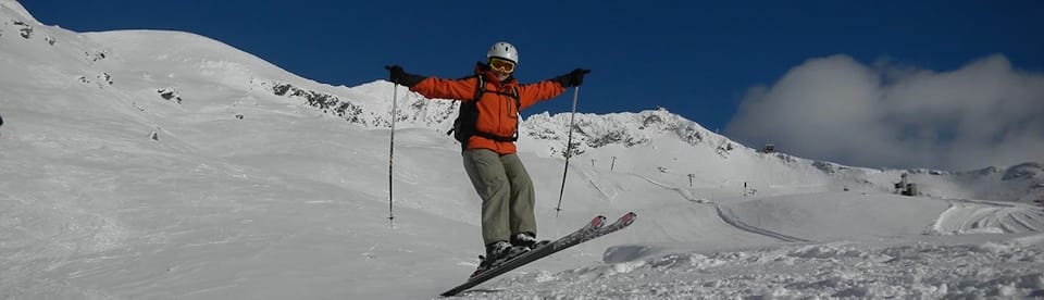Ein Junge fährt Ski