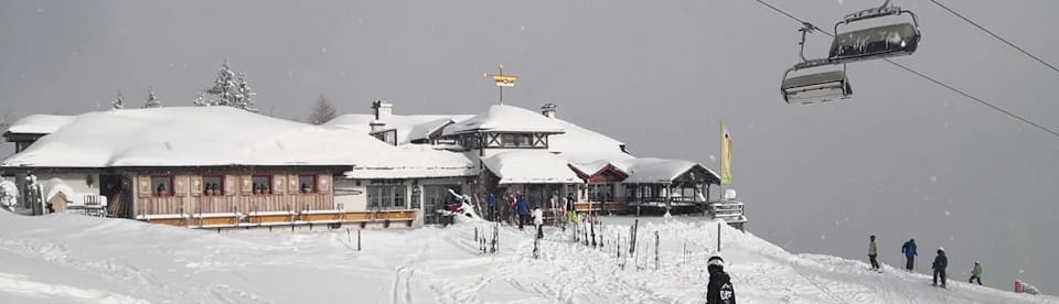 Eine Hütte im Skigebiet