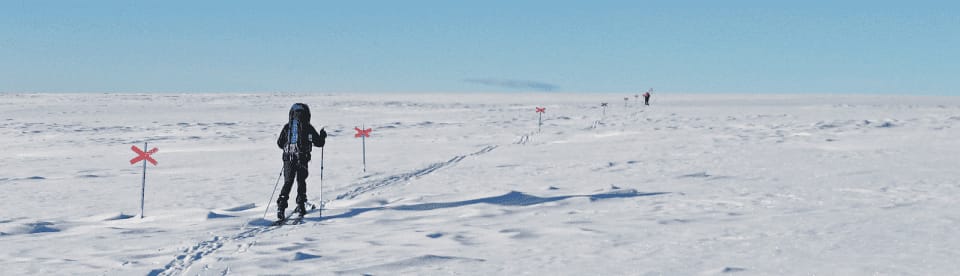 Skiwanderer folgt Markierungen