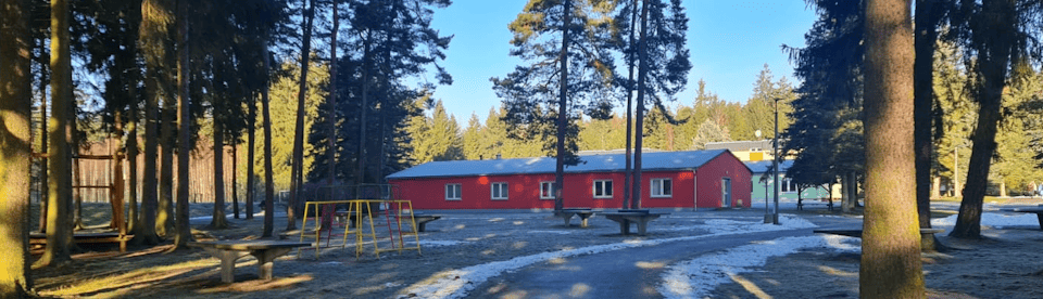 rotes Haus im Wald