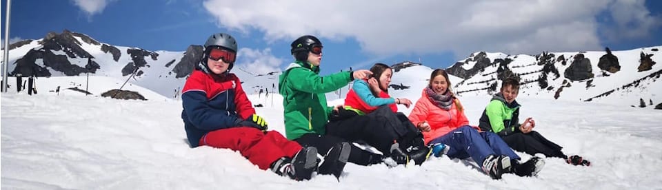 Kinder sitzen im Schnee