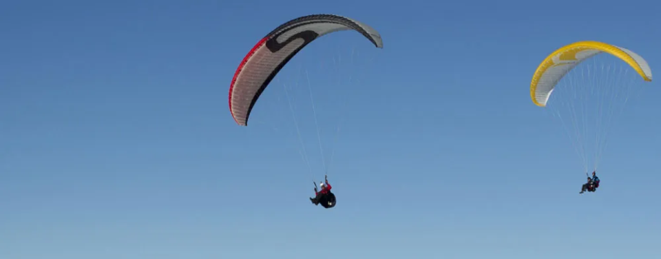 Zwei Gleitschirmflieger in der Luft