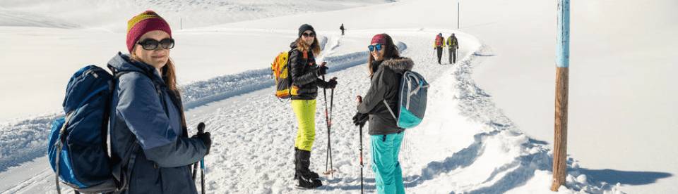 Drei Frauen glücklich beim Wandern