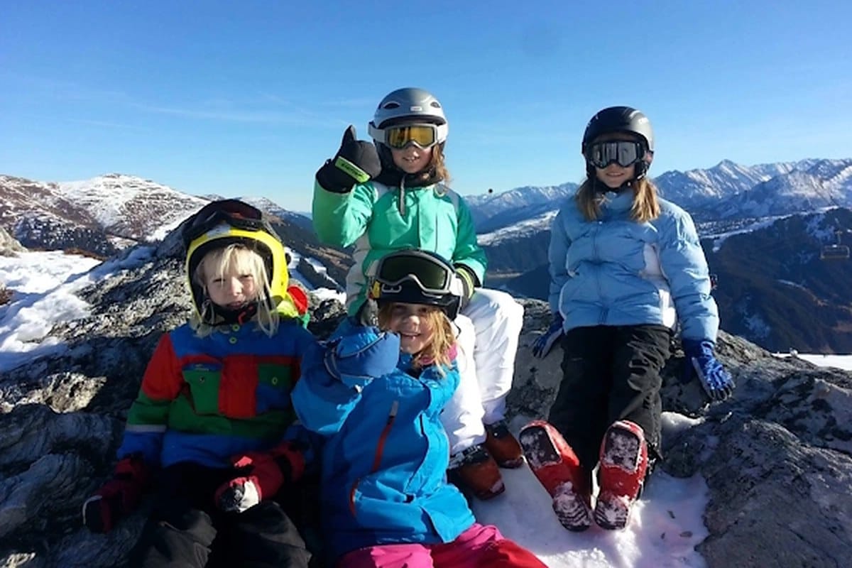 Mädchen im Familien Skiurlaub