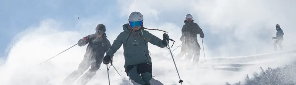 skifahrende beim Skiguiding