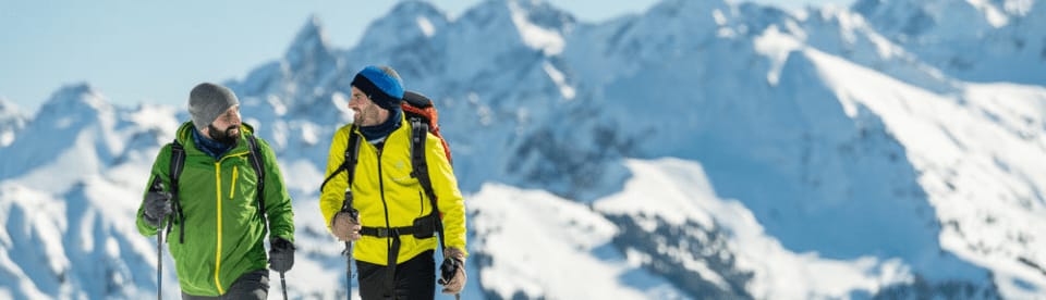 Zwei Männer wandern im Schnee