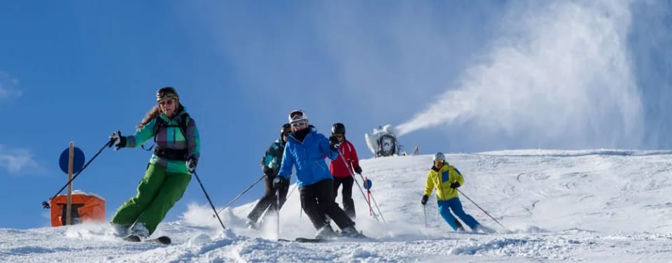 Eine Gruppe von Skifahrern auf der Piste