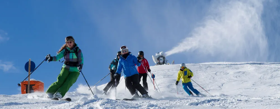 Eine Gruppe von Skifahrern auf der Piste