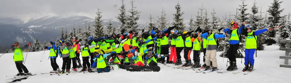 Gruppenfoto von Skigruppe auf Piste