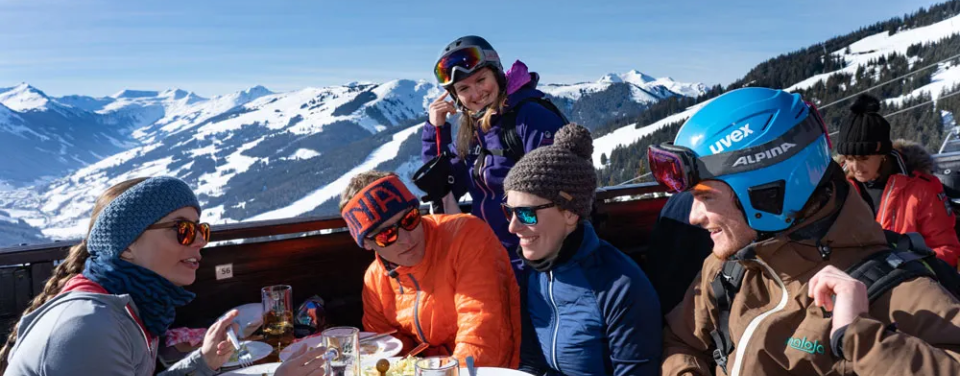 Fünf Personen mit Essen auf der Hütte
