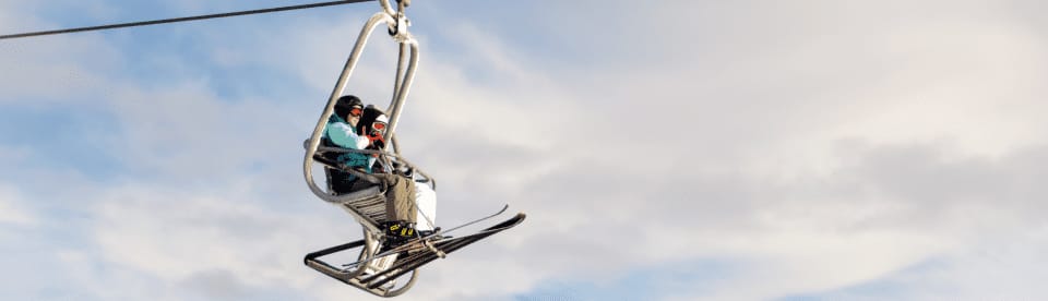 Mit dem Lift zur nächsten Skipiste