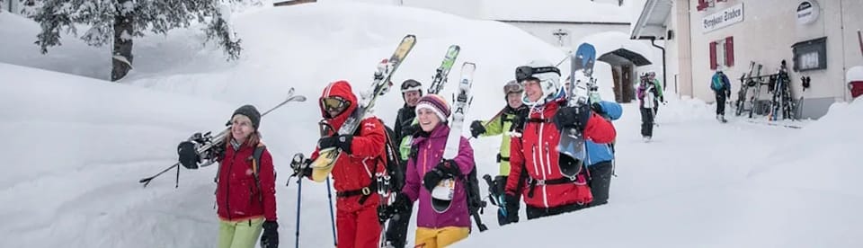 Skifahrer gehen zum Skibus